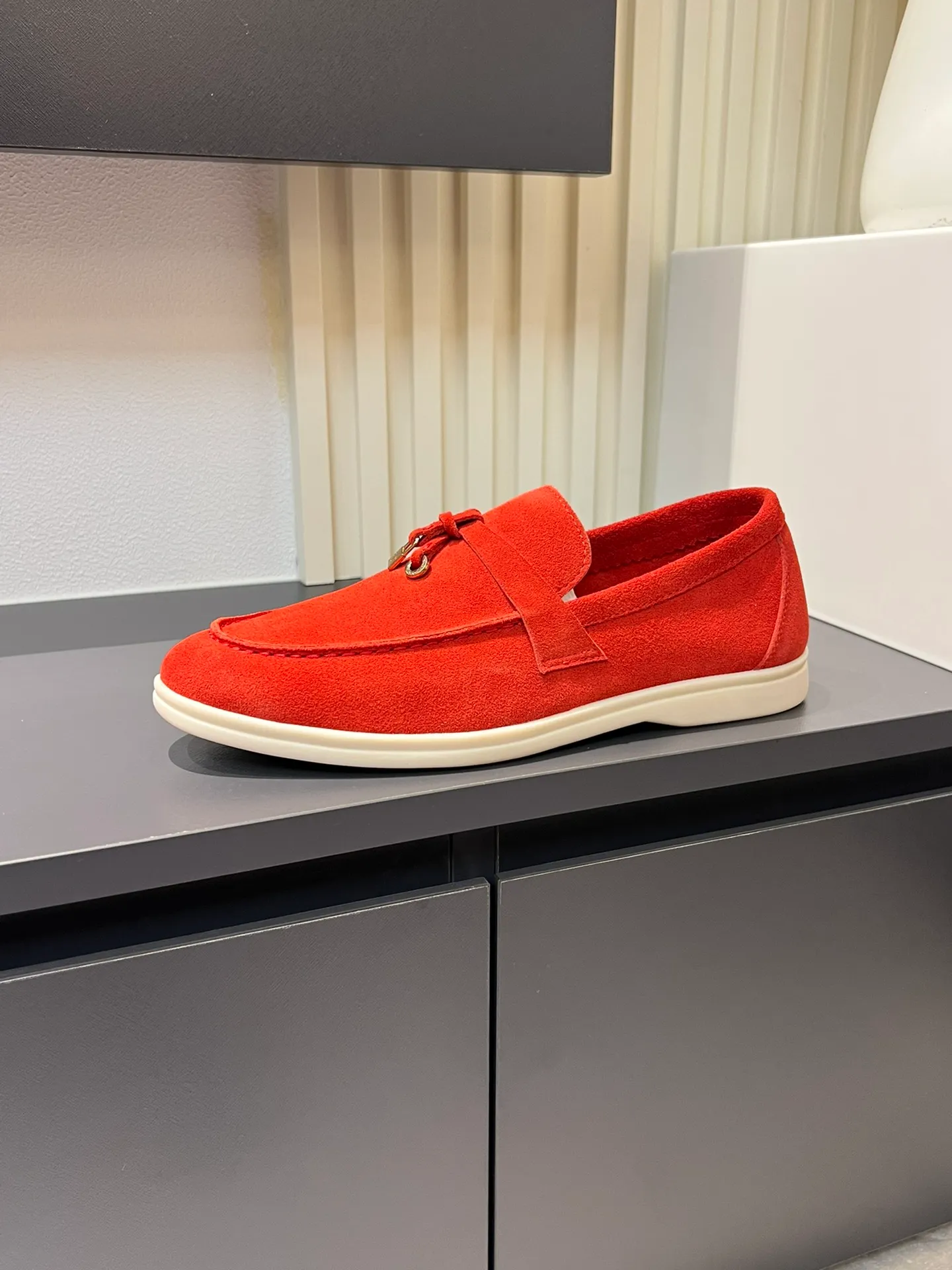 Men's shoes 💰p360 "Loro men's shoes 💰pian'*" Classic L men's shoes for couples 💰p Top version British flat loafers, a must-have item in old money style, the minimalist design is eye-catching and durable, a plus point for dressing The soft foot feel and texture are outstanding. They don’t scratch your feet and are very nice. They are matched with soft and waxy soles. They can be worn daily for a long time without getting tired. They are easy to wear, versatile and classic items, with perfect foot feel and texture! Imported cashmere fabric, the lining is made of imported A-grade water-dyed cow lining, the top version of the genuine leather midsole is sewn with pure handmade mark thread! Size: Female 35-40 (34. Customized) Male 38-44 (45.46. Customized)
